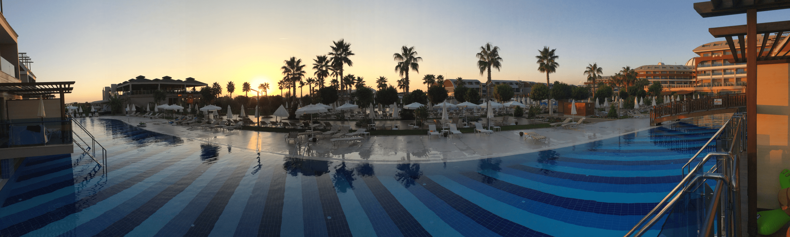 Sonnenuntergang Magic Life Jacaranda - Panoramabild Pool Sonnenuntergang
