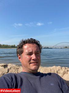 Sonne genießen in einer Sandburg - Sandstrand am Rhein bei Düsseldorf Hamm - Videoleben