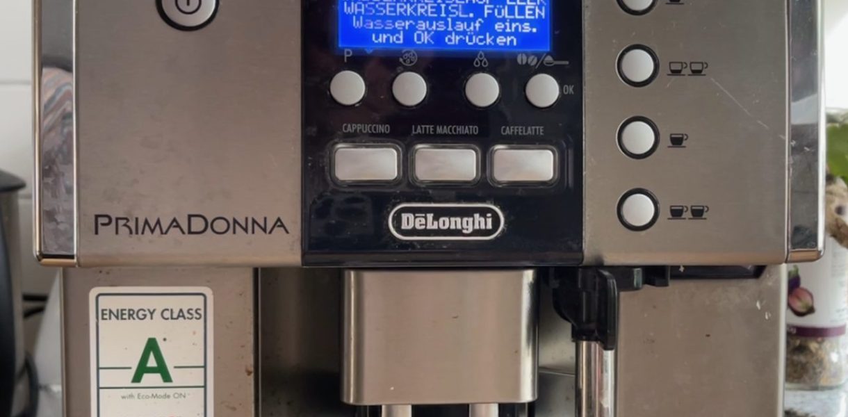 Display mit Fehlermeldung - Reparatur der Wasserpumpe - DeLonghi Primadonna - Fehlermeldung Wasserkreislauf leer - Videoleben Produkttests und Freizeittipps
