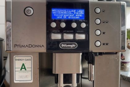 Display mit Fehlermeldung - Reparatur der Wasserpumpe - DeLonghi Primadonna - Fehlermeldung Wasserkreislauf leer - Videoleben Produkttests und Freizeittipps