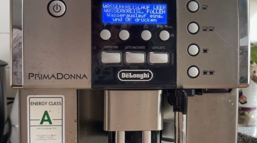 Display mit Fehlermeldung - Reparatur der Wasserpumpe - DeLonghi Primadonna - Fehlermeldung Wasserkreislauf leer - Videoleben Produkttests und Freizeittipps