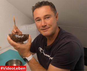 personalisierte Kokosschüssel - Produkttest Hundenapf -Kokosschale Lauras Glitzerzauber - personalisierte Deko- und Geschenkartikel - getestet von Videoleben von familyeller