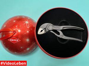 In der Kugel - Mini-Wasserpumpenzange KNIPEX Cobra XS in festlicher Weihnachtskugel - gezeigt von videoleben von familyeller