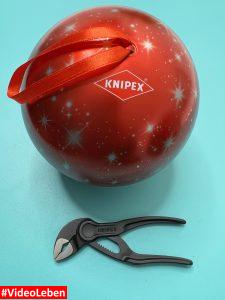 Kugel und Zange - Mini-Wasserpumpenzange KNIPEX Cobra XS in festlicher Weihnachtskugel - gezeigt von videoleben von familyeller