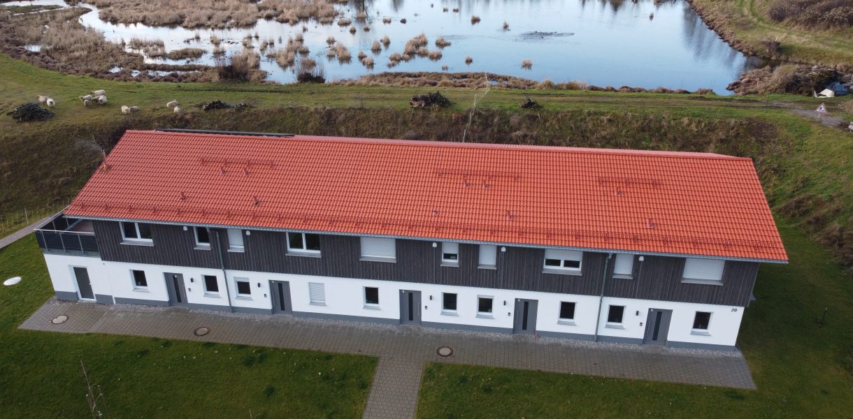 Der Weiher im Hintergrund - Ferienhäuser am Mühlenweiher - Videoleben von familyeller