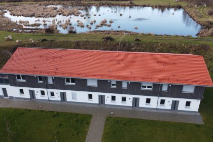 Der Weiher im Hintergrund - Ferienhäuser am Mühlenweiher - Videoleben von familyeller