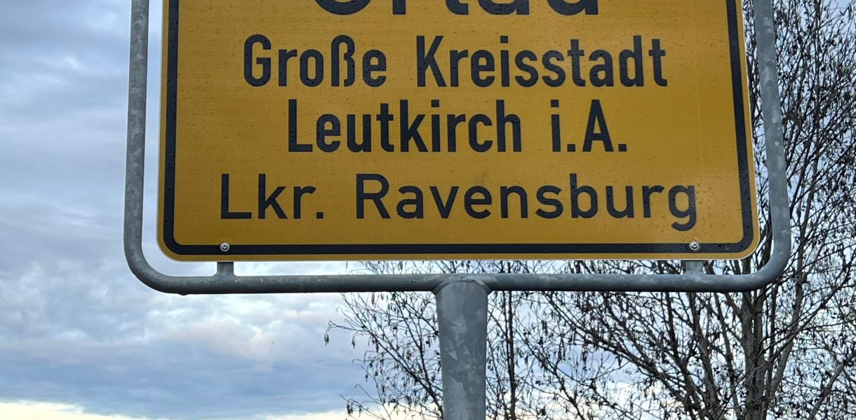 Ortseingangsschild Ort Urlau Leutkirch im Allgäu - Videoleben von familyeller