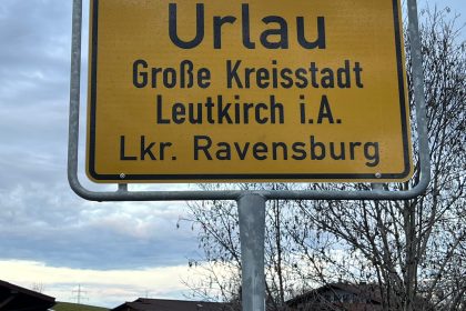 Ortseingangsschild Ort Urlau Leutkirch im Allgäu - Videoleben von familyeller