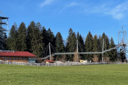 Zoom von untern - Skywalk Naturerlebnispark Allgäu - Videoleben von familyeller