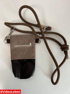 Vorderseite - Gassi-Handy-Kotbeutel-Tasche von NapfliebePfotenshop - getestet von Videoleben von Familyeller