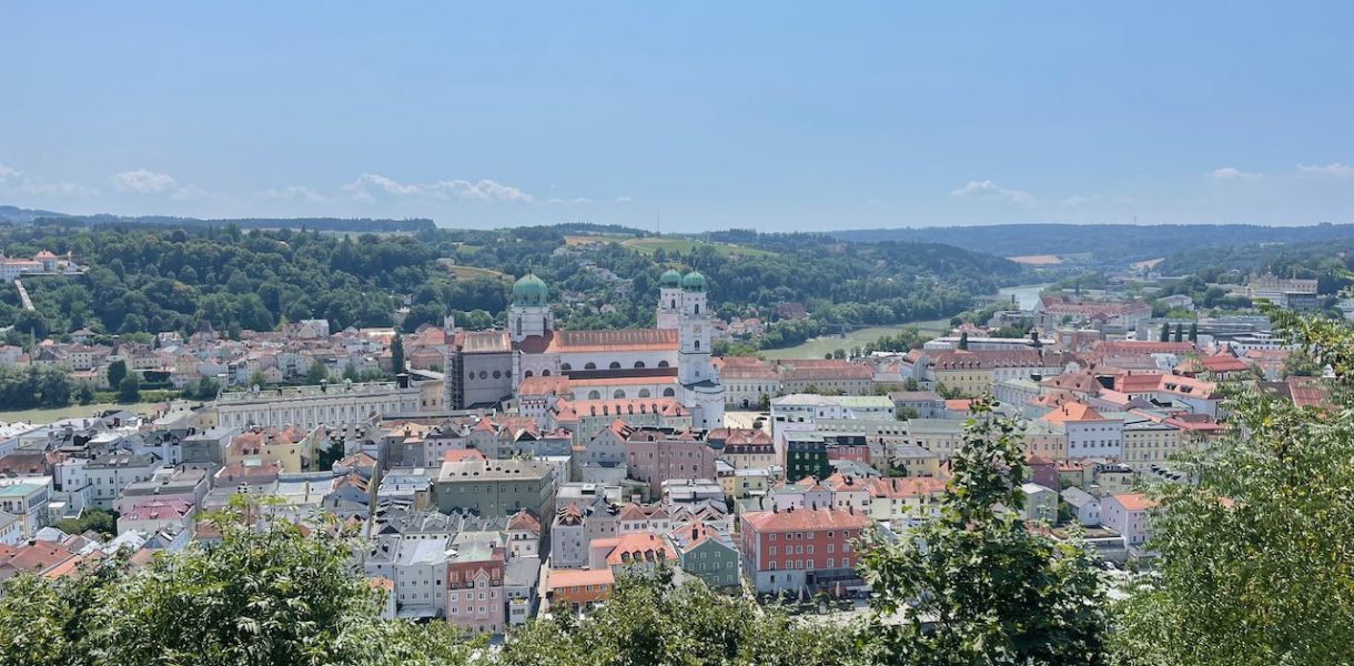 Aufsicht auf Passau mit videoleben von Familyeller