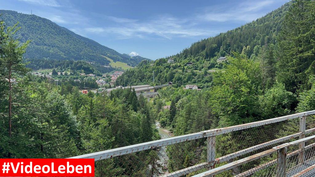 Ausblick von der Brücke flussabwärts Orrido dello Slizza mit videoleben von familyeller