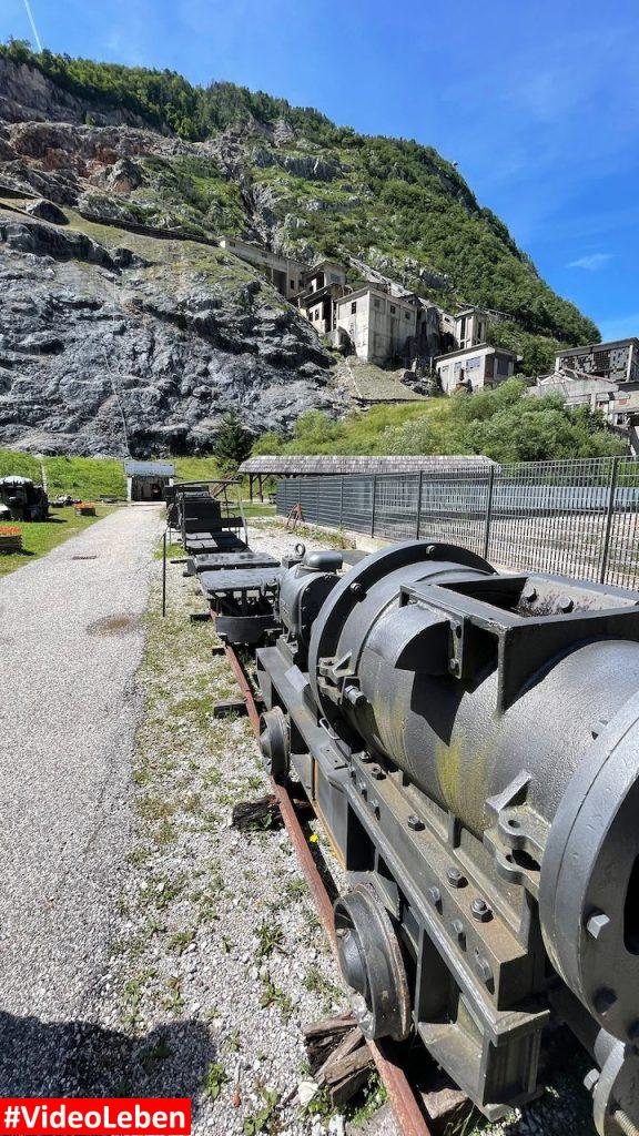 Bergwerksbahn mit Berg lost place Miniera Di Raibl - videoleben von familyeller