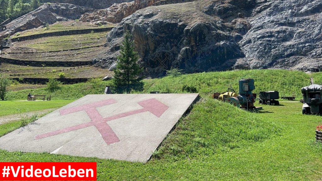 Bergwerkszeichen auf der Wiese lost place Miniera Di Raibl - videoleben von familyeller