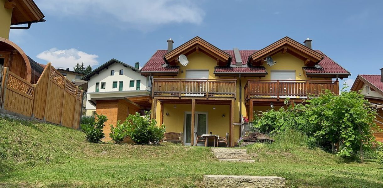 Blick aufs Haus vom Bach aus Haus Sonnenglück in Arnoldstein Kärnten - videoleben von familyeller