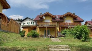 Blick aufs Haus vom Bach aus Haus Sonnenglück in Arnoldstein Kärnten - videoleben von familyeller