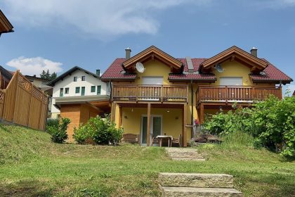 Blick aufs Haus vom Bach aus Haus Sonnenglück in Arnoldstein Kärnten - videoleben von familyeller