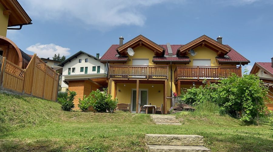 Blick aufs Haus vom Bach aus Haus Sonnenglück in Arnoldstein Kärnten - videoleben von familyeller