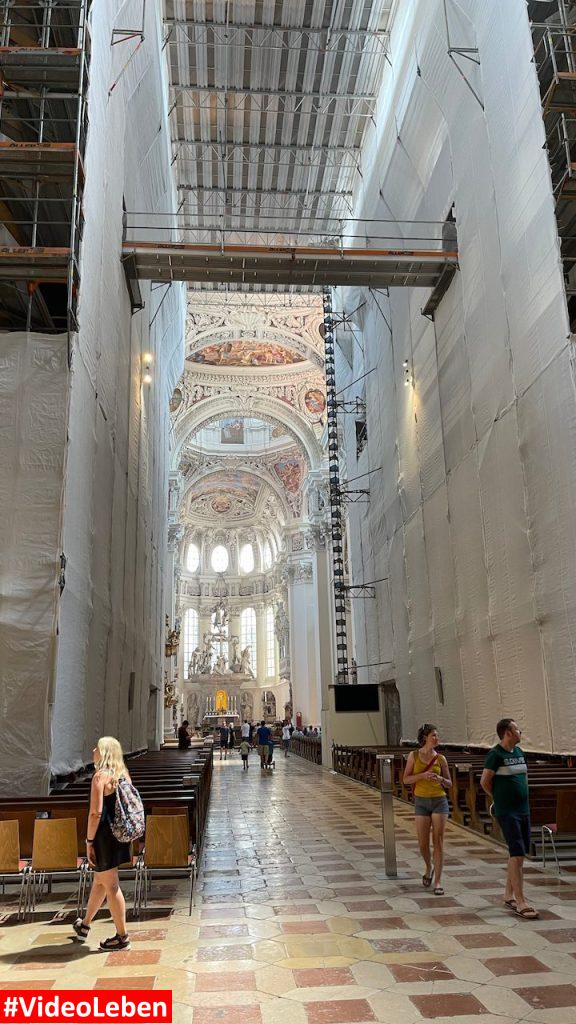 Dom vom Eingang aus in Passau mit videoleben von Familyeller