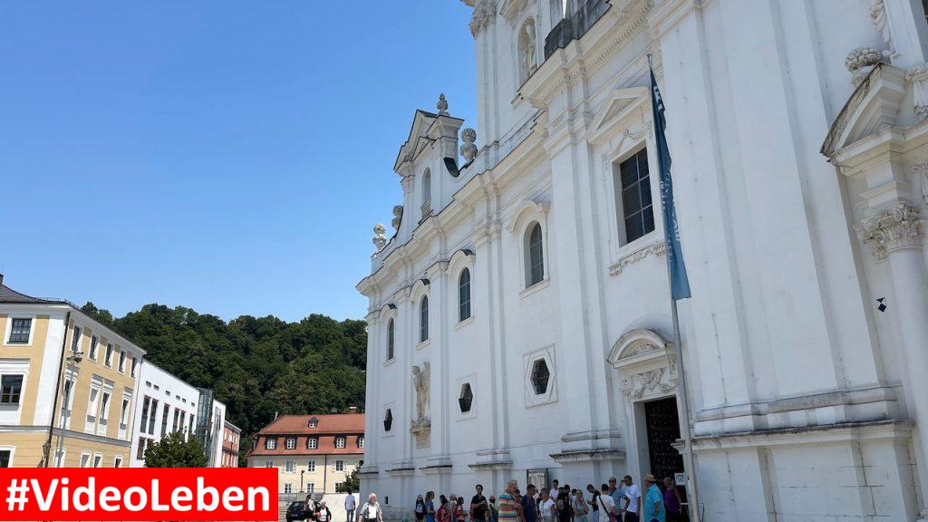 Domeingang in Passau mit videoleben von Familyeller