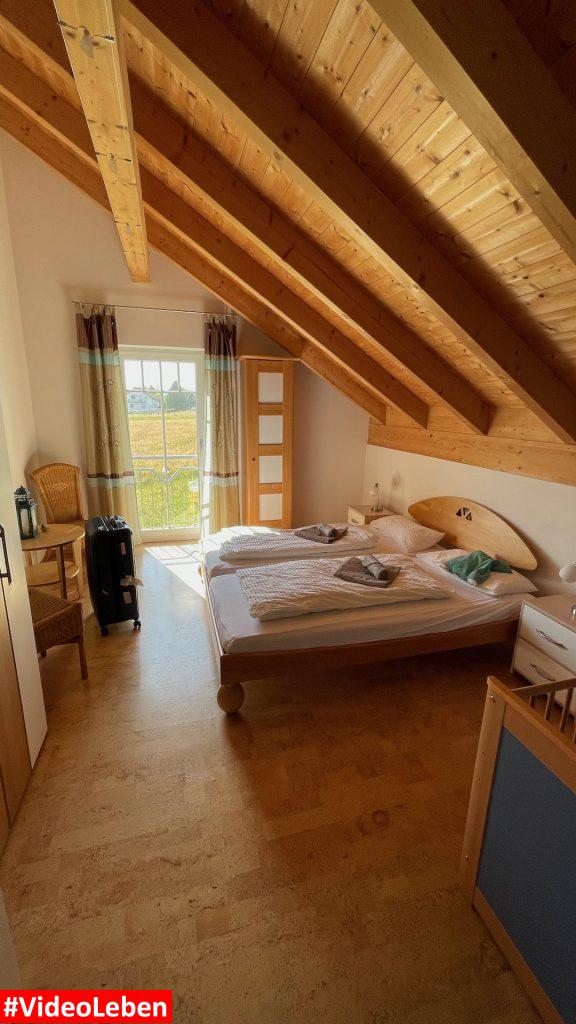 Elternschlafzimmer - Ferienhaus Fuchs in Neukirchen vorm Wald - videoleben von Familyeller