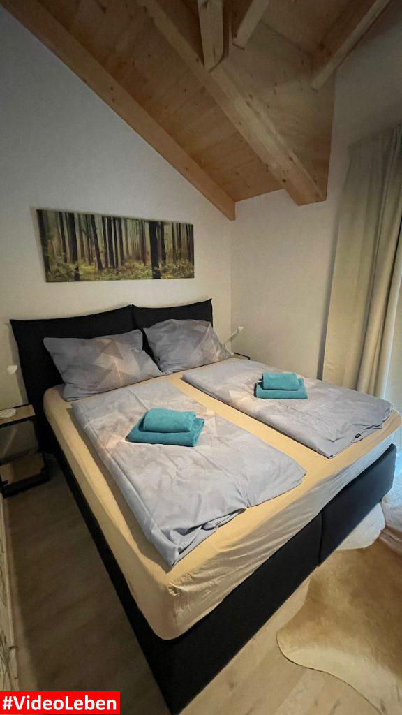 Elternschlafzimmer mit terrasse Haus Sonnenglück in Arnoldstein Kärnten - videoleben von familyeller