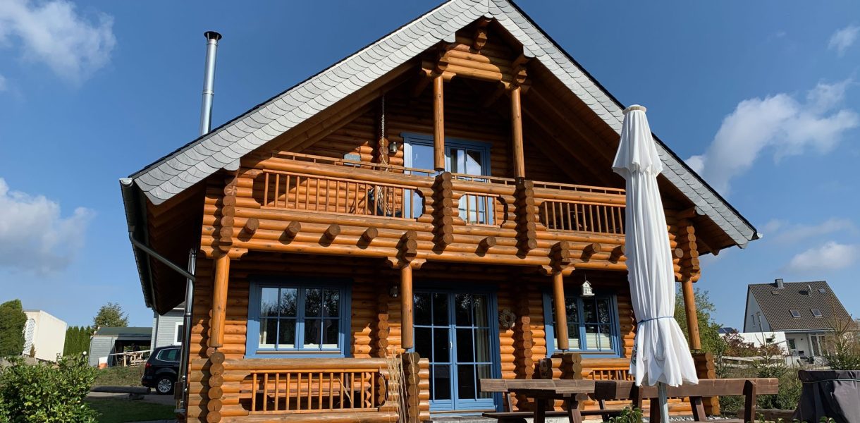 Gartenansicht - Blockhaus im Sauerland – Ferienhaus Mühlenblick – Medebach - getestet von videoleben von familyeller