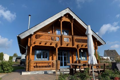 Gartenansicht - Blockhaus im Sauerland – Ferienhaus Mühlenblick – Medebach - getestet von videoleben von familyeller