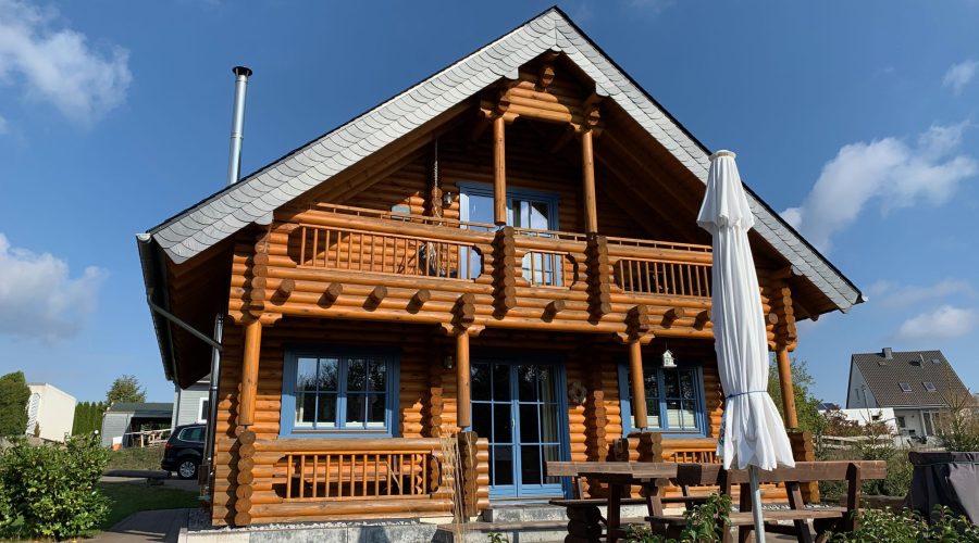 Gartenansicht - Blockhaus im Sauerland – Ferienhaus Mühlenblick – Medebach - getestet von videoleben von familyeller