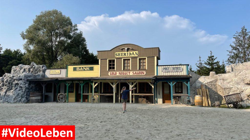 Gebäude der Bühne Pullman City mit videoleben von familyeller