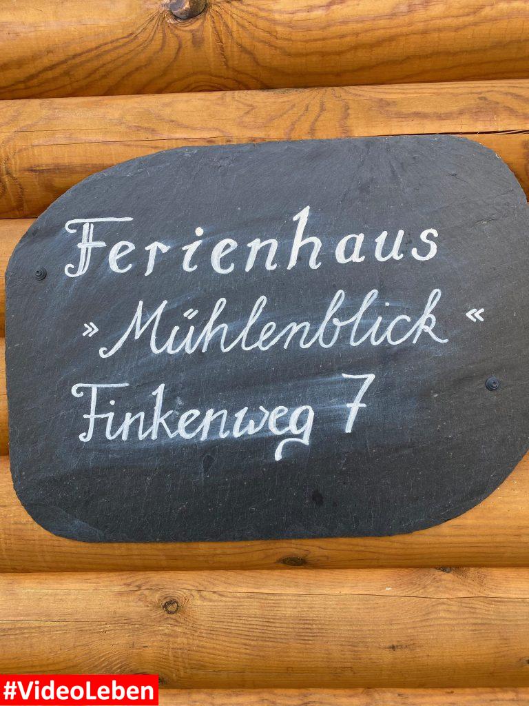 Hausschild mit Adresse - Blockhaus im Sauerland – Ferienhaus Mühlenblick – Medebach - getestet von videoleben von familyeller
