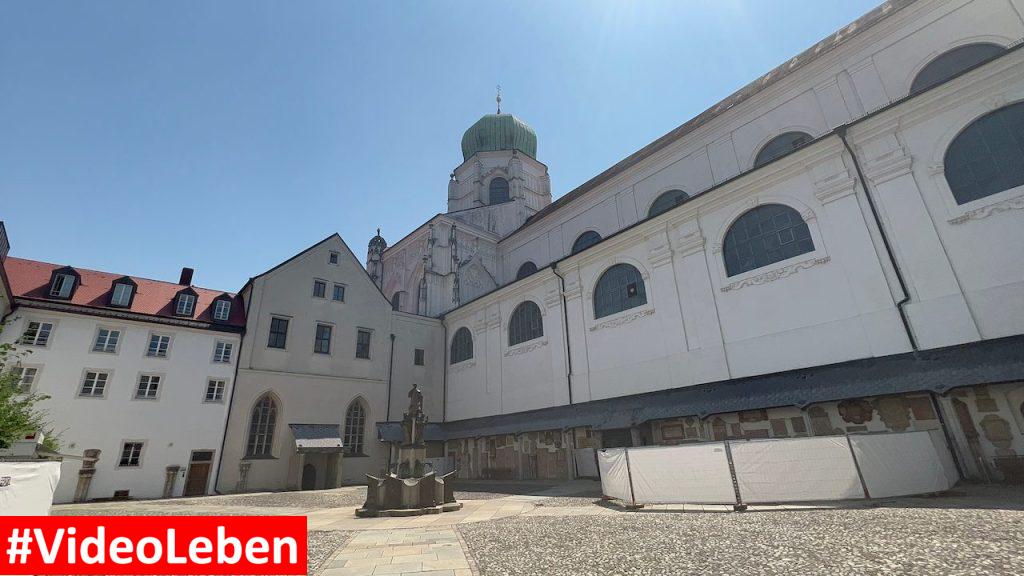 Innenhof des Doms in Passau mit videoleben von Familyeller