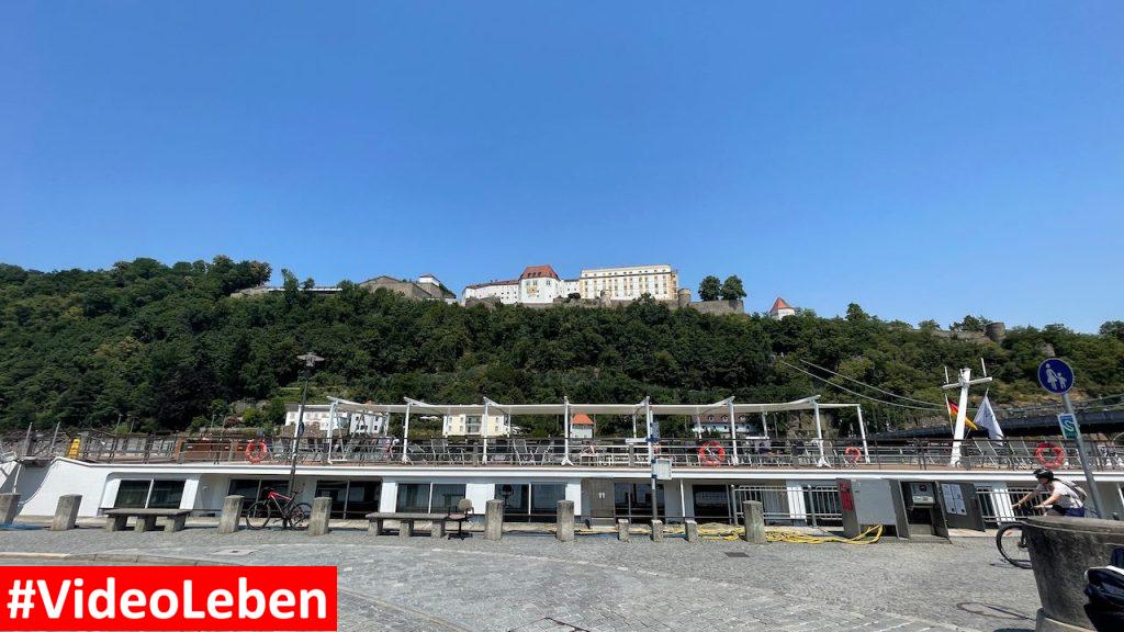 Kreuzfahrtschiff und Veste Oberhaus in Passau mit videoleben von Familyeller