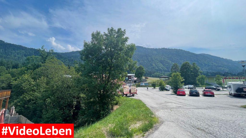 Parkplatz mit Lift am Haus Sonnenglück in Arnoldstein Kärnten - videoleben von familyeller