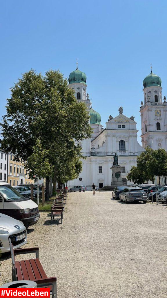 Parkplatz vor dem Dom in Passau mit videoleben von Familyeller
