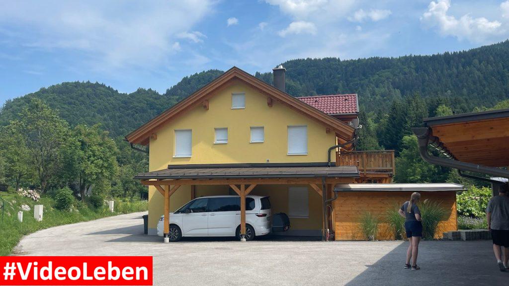 Seitenblick mit Carport Haus Sonnenglück in Arnoldstein Kärnten - videoleben von familyeller