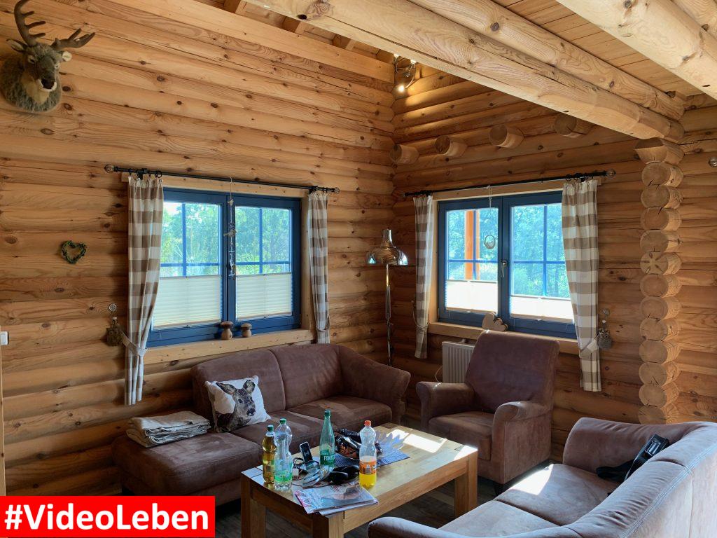Sofa im Wohnzimmer Blockhaus im Sauerland – Ferienhaus Mühlenblick – Medebach - getestet von videoleben von familyeller