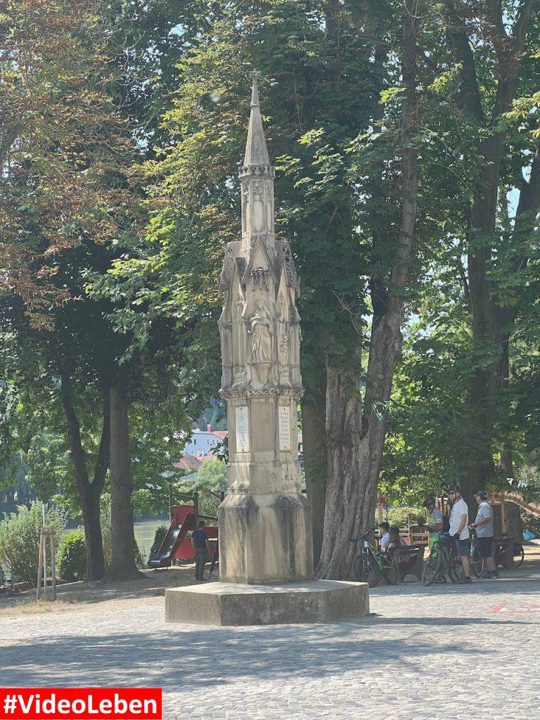 Statue am Inn in Passau mit videoleben von Familyeller