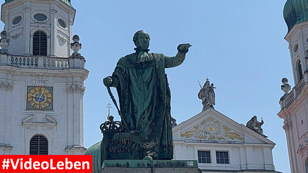 Statue vor dem Dom in Passau mit videoleben von Familyeller