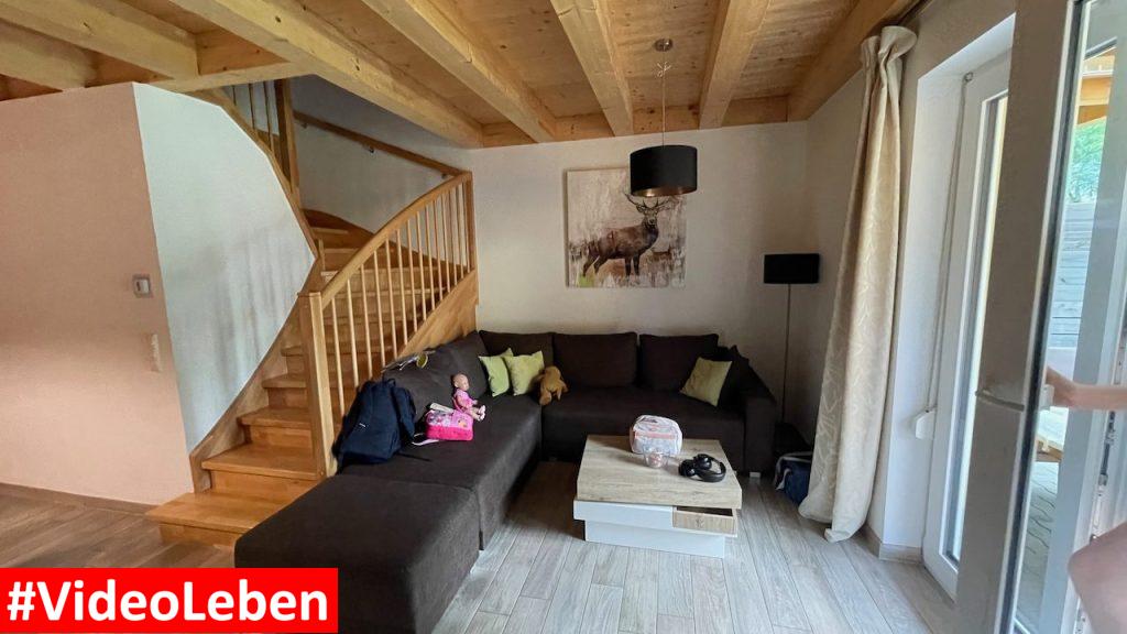 Wohnzimmer mit Sofa Haus Sonnenglück in Arnoldstein Kärnten - videoleben von familyeller