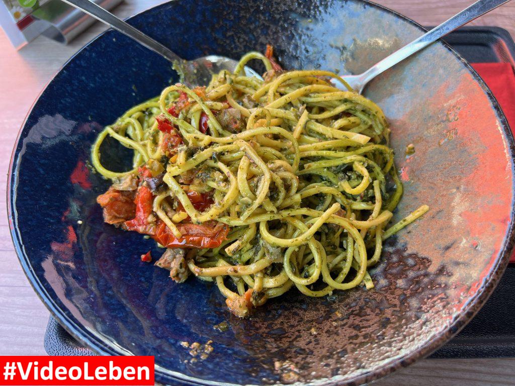 leckere Spaghetti mit Pesto im Restaurant am Puma Outlet in Herzogenaurach - videoleben von Familyeller