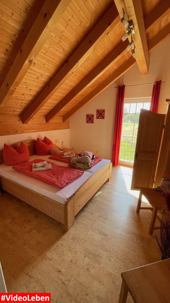 zweites Schlafzimmer - Ferienhaus Fuchs in Neukirchen vorm Wald - videoleben von Familyeller