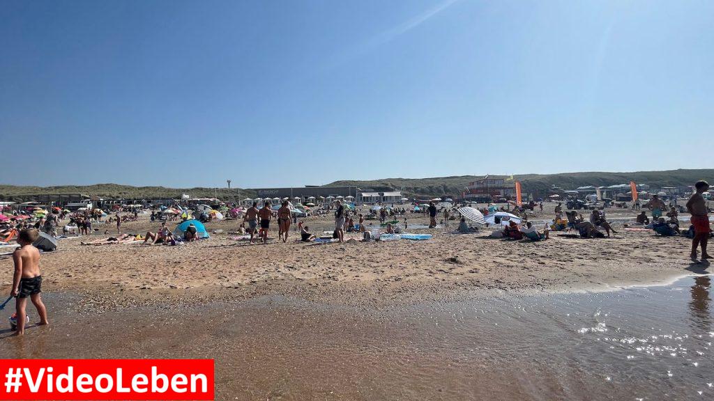 Blick vom Wasser auf den vollen Strand Strandslaag 38 Castricum aan Zee - videoleben von familyeller