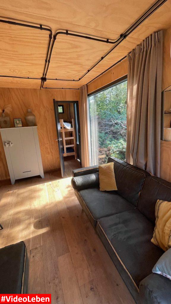 Sofa im Wohnzimmer Plastic Huis Campingplatz Geversduin - getestet von Videoleben von familyeller