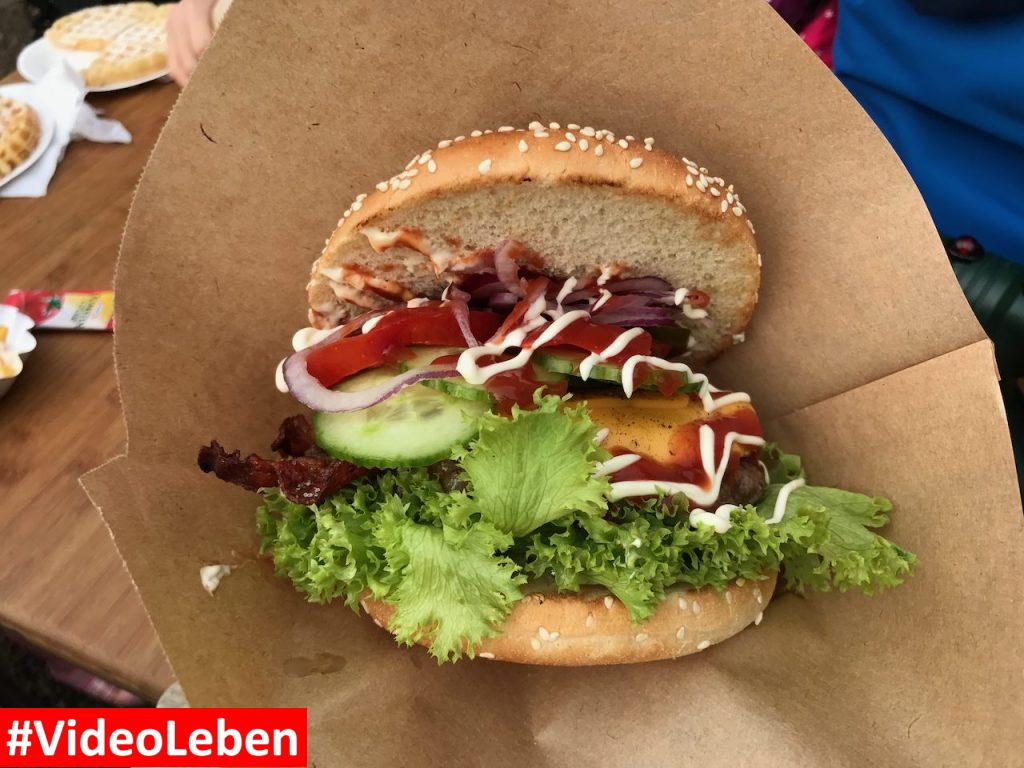 Burger der Beef Brothers - Gut Clarenhof bei Frechen - Weihnachtbaum und Weihnachtsmarkt - vorgestellt von videoleben von familyeller