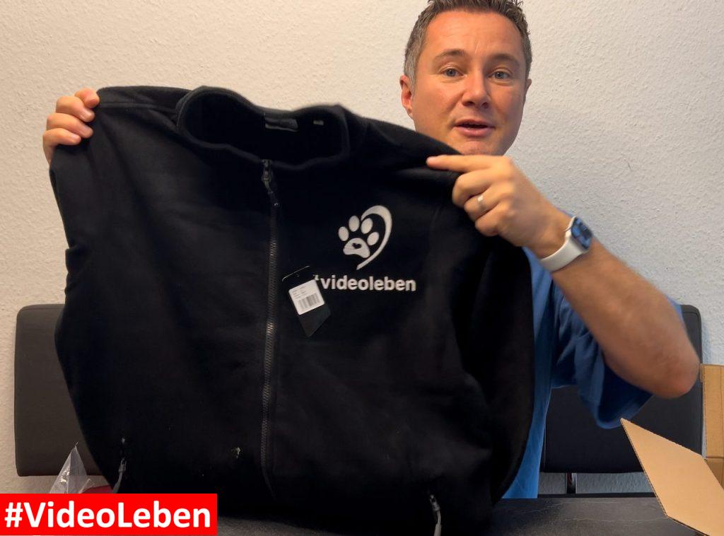 Vorderseite personalisierte Fleecejacke für Hundebesitzer von BlueFireflyUniverse getestet von videoleben udn Doggi-Dog.