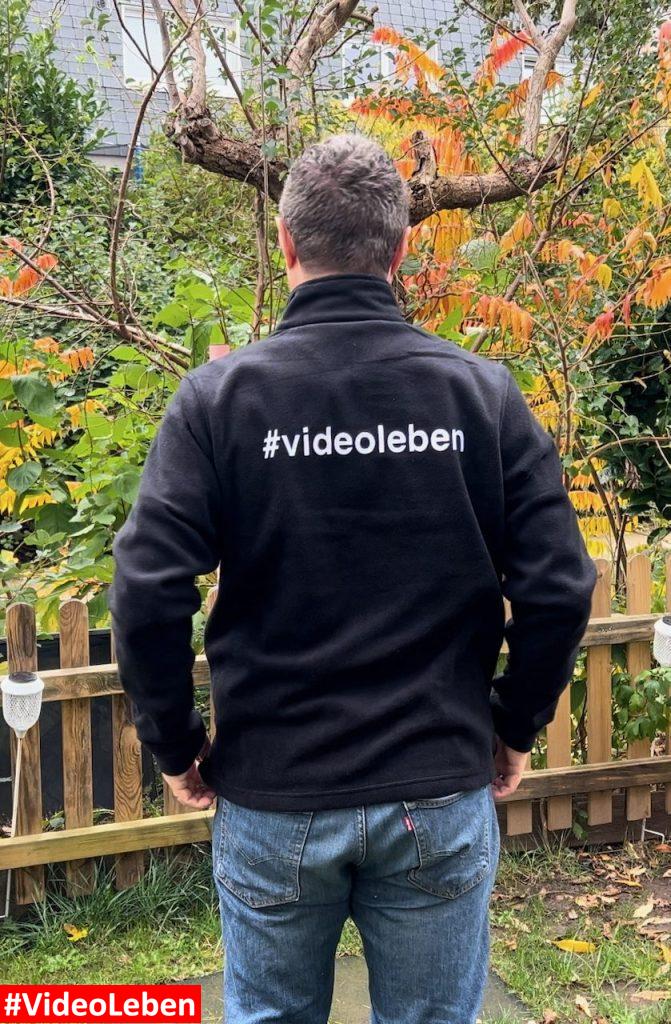 angezogen - Rückseite - personalisierte Fleecejacke für Hundebesitzer von BlueFireflyUniverse getestet von videoleben udn Doggi-Dog.