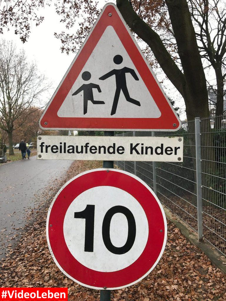witziges Verkehrszeichen - Gut Clarenhof bei Frechen - Weihnachtbaum und Weihnachtsmarkt - vorgestellt von videoleben von familyeller