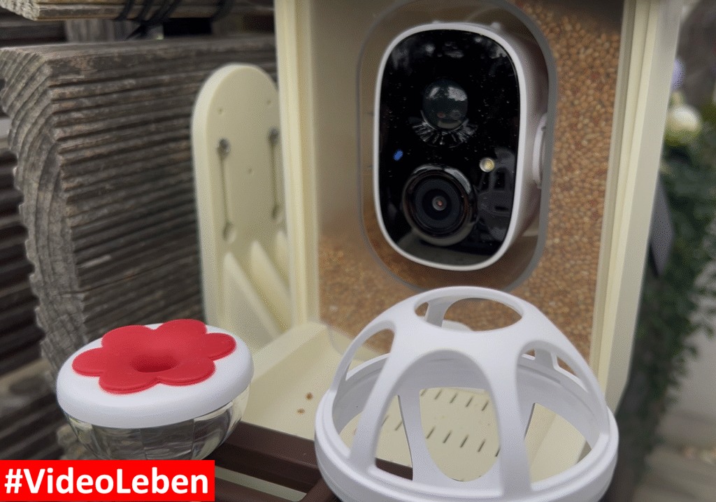 Futter eingefüllt im Futter-Vogelhaus mit 2K-Kamera & Vogelerkennung - solarbetrieben von Loirepint - vorgestellt von videoleben von familyeller