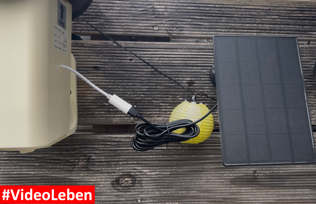 Solarmodul am Futter-Vogelhaus mit 2K-Kamera & Vogelerkennung - solarbetrieben von Loirepint - vorgestellt von videoleben von familyeller
